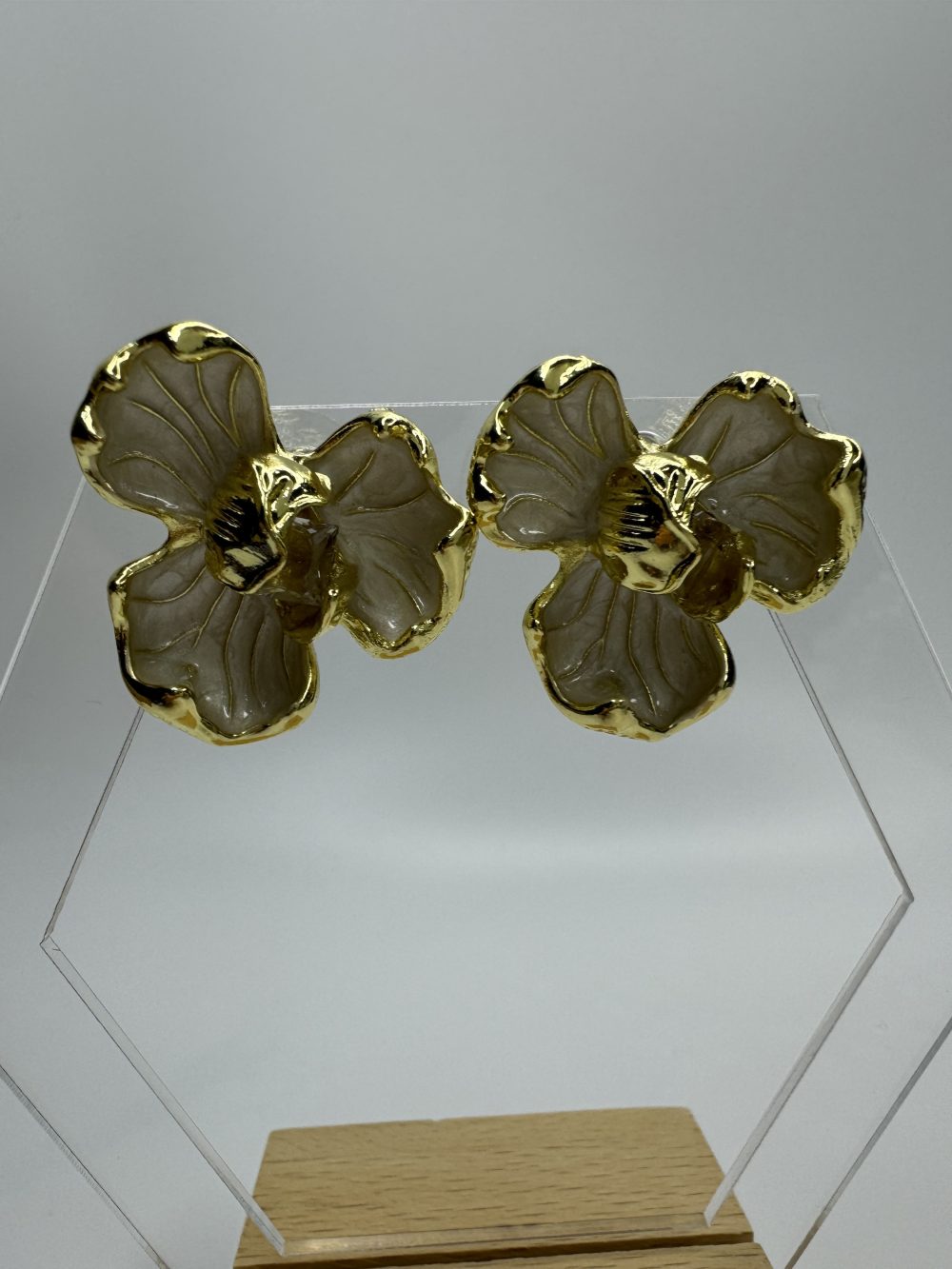 Gold-Beyaz taşlı çiçek küpe - Görsel 2