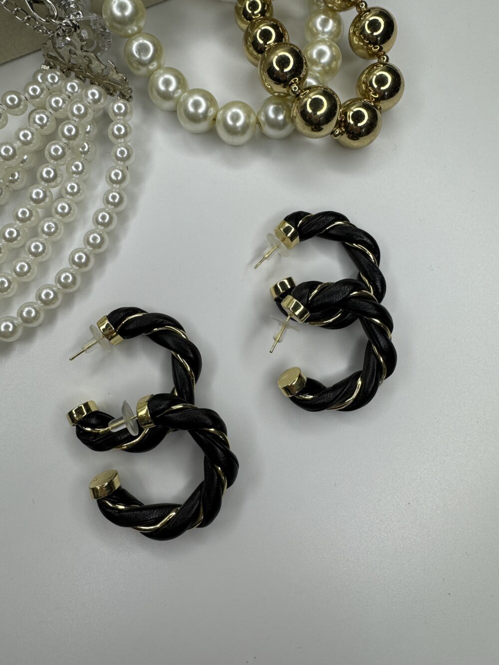 Derili Siyah-Gold Burgu Küpe - Görsel 3