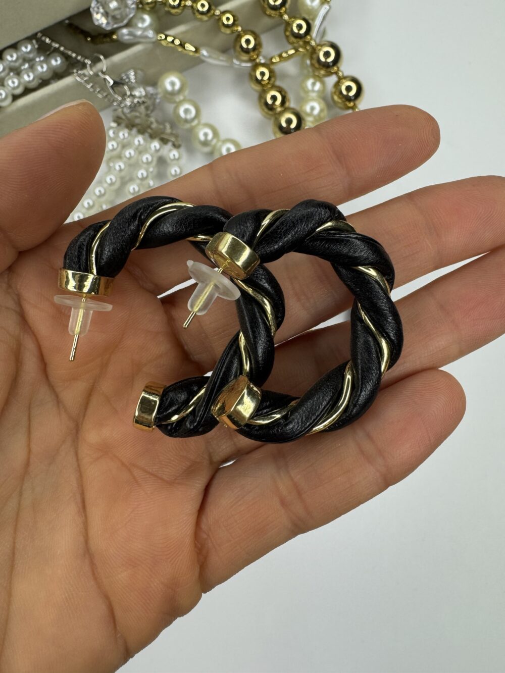 Derili Siyah-Gold Burgu Küpe - Görsel 2