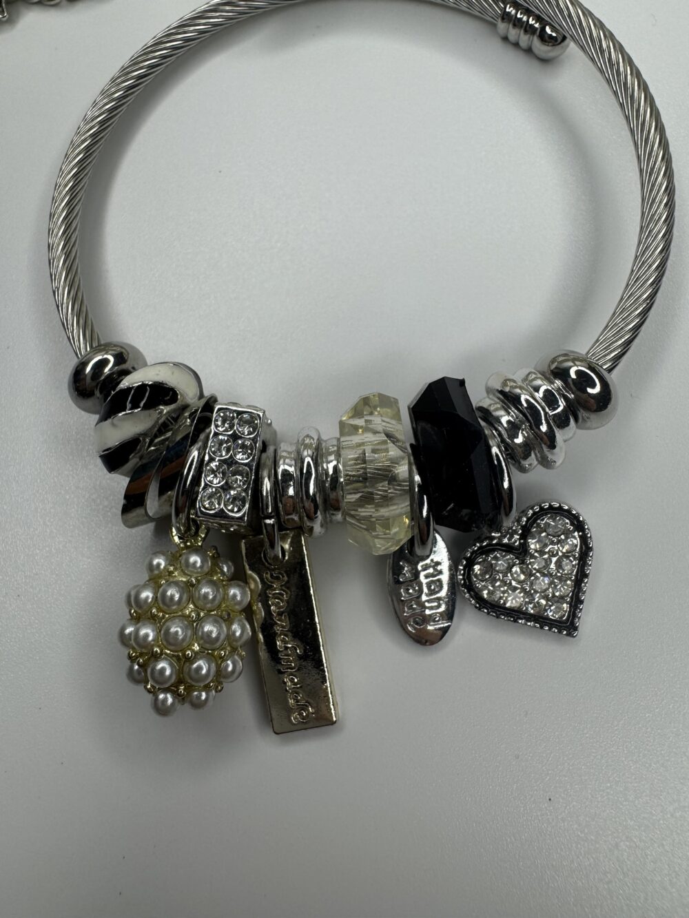 Siyahlı İncili Kalp Charm Bileklik