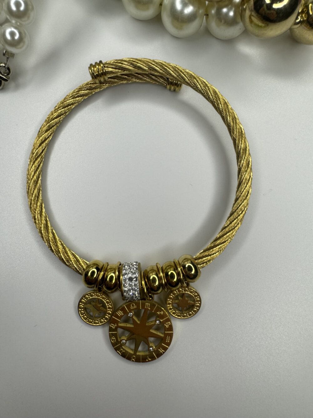 Çelik Charmlı Gold Bileklik - Görsel 2