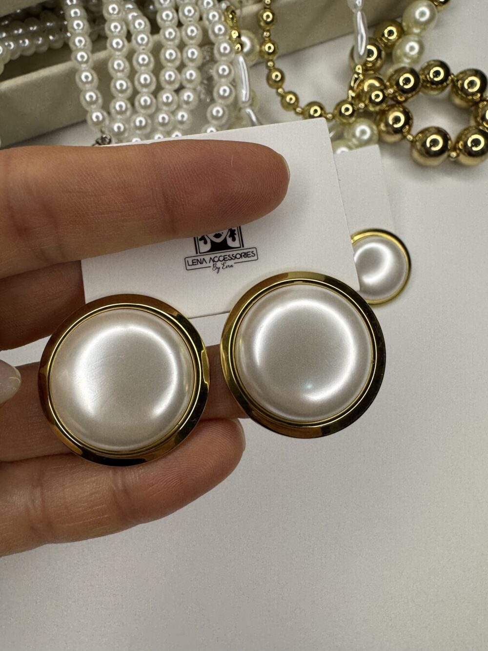 Sedefli Beyaz Düğme Modeli Gold Küpe - Görsel 2