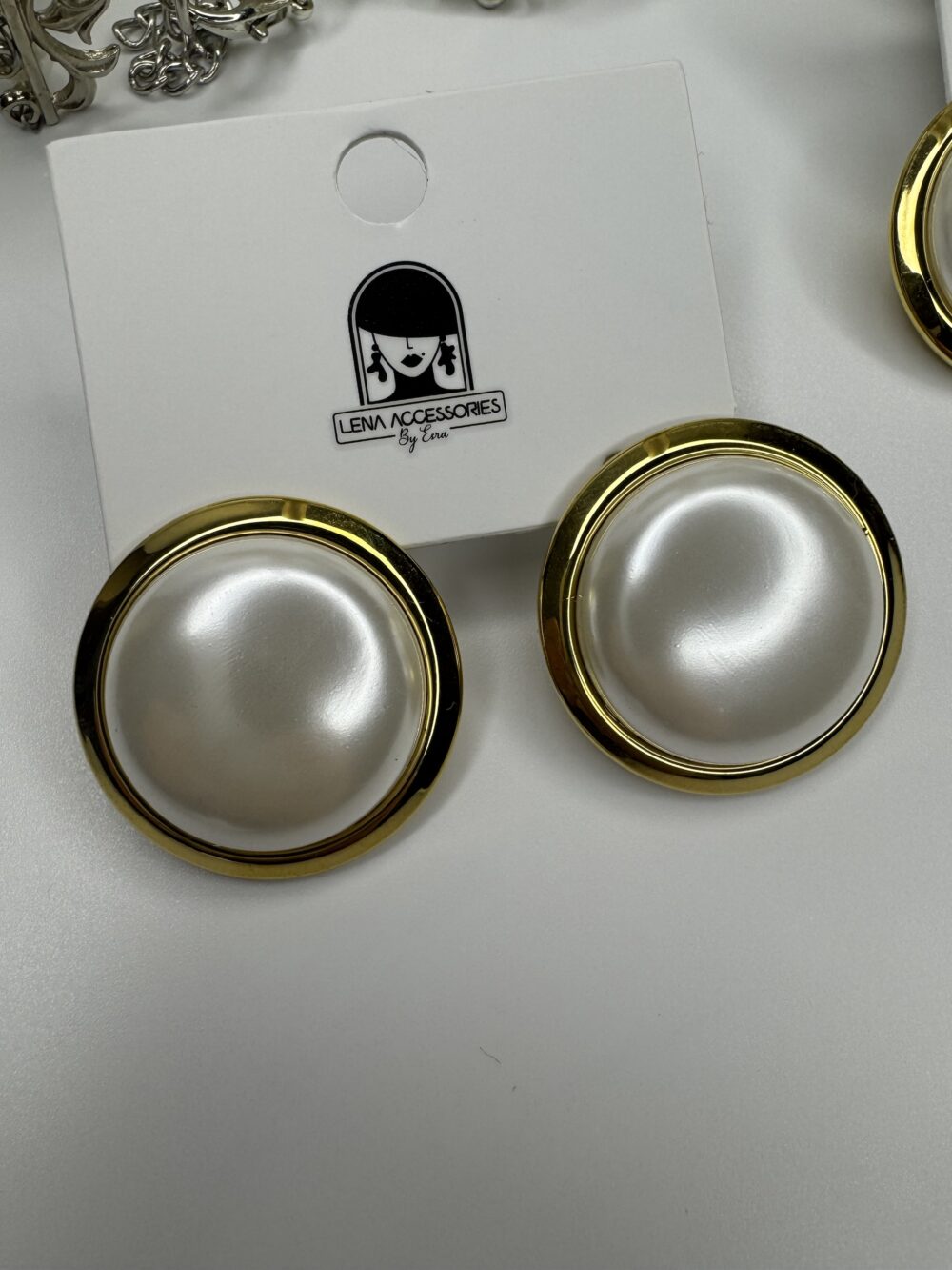Sedefli Beyaz Düğme Modeli Gold Küpe