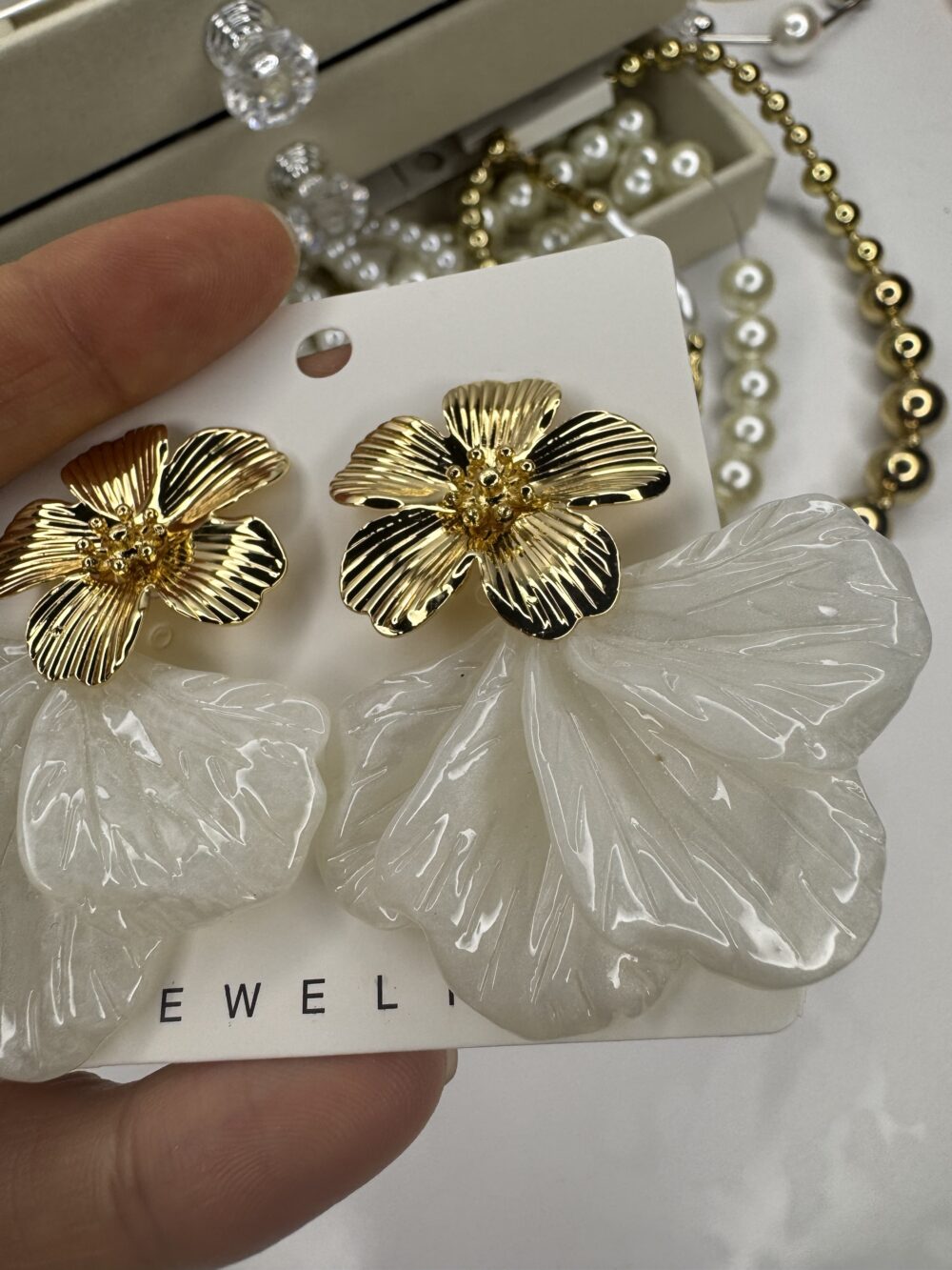 Gold Beyaz Çiçek Küpe - Görsel 2