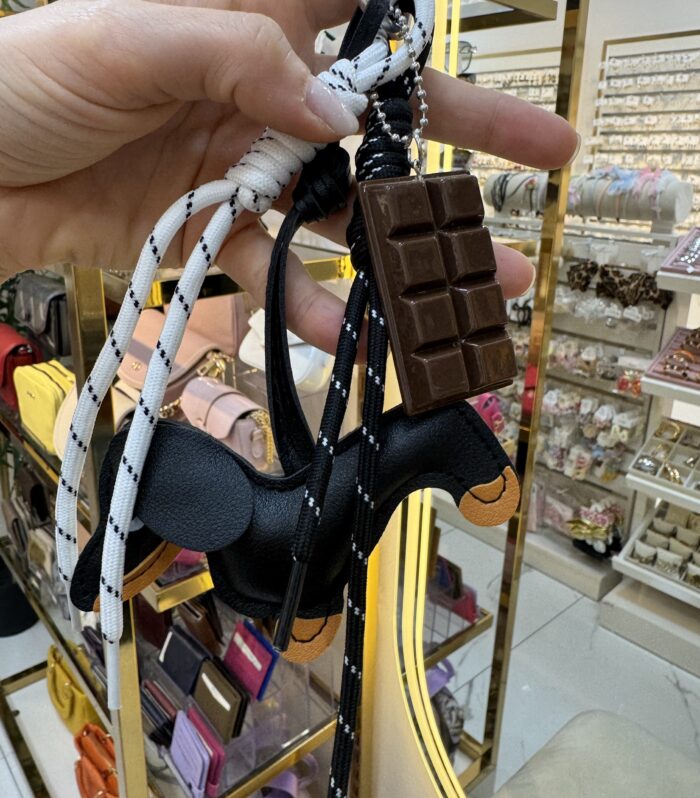 Siyah Köpek Çikolata Çanta Charm
