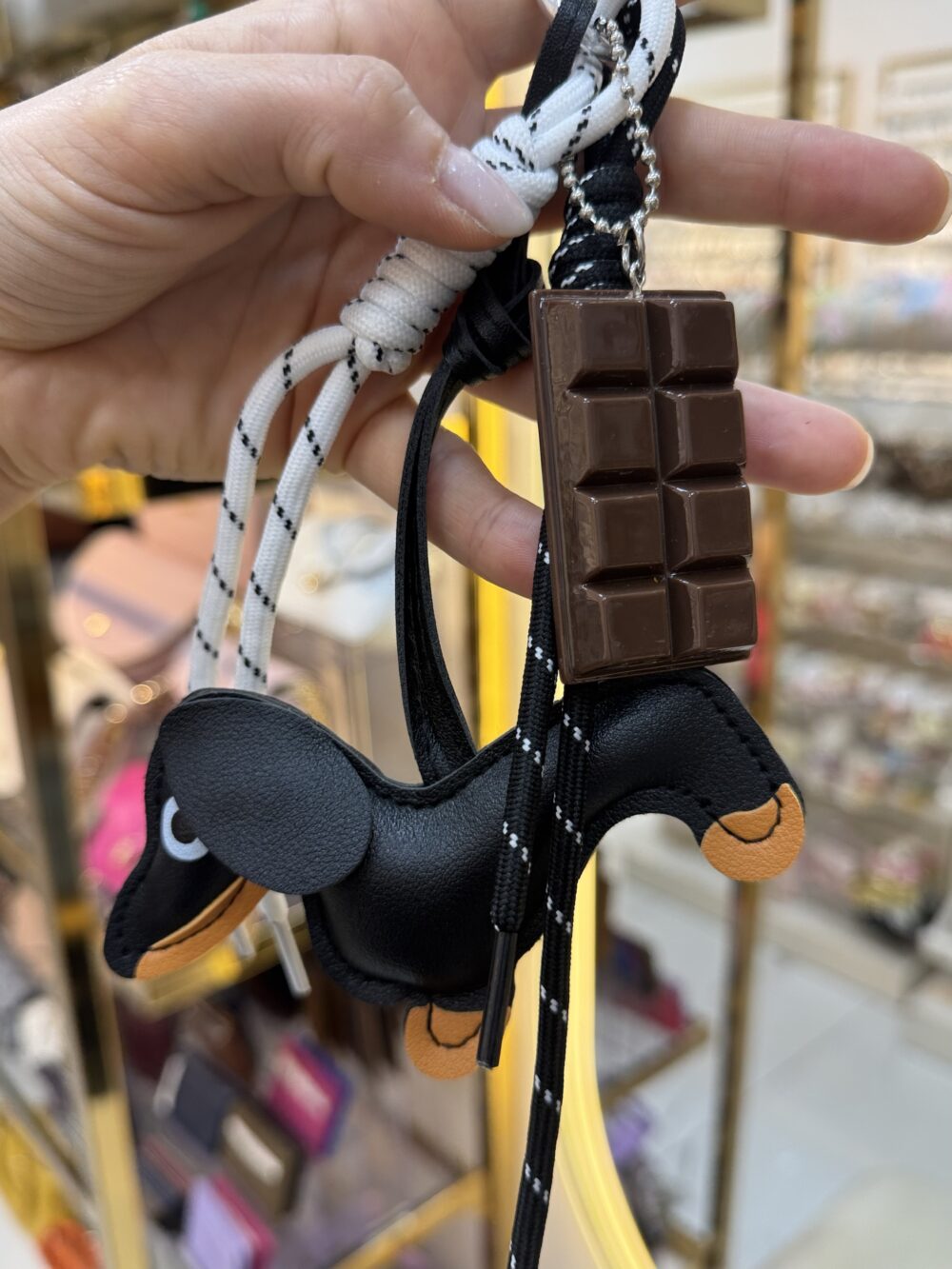 Siyah Köpek Çikolata Çanta Charm - Görsel 3