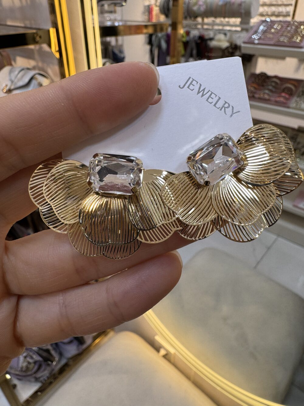 Yarım Çiçek Modeli Taşlı Gold Küpe