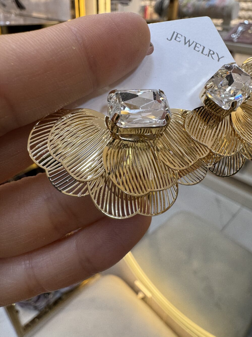 Yarım Çiçek Modeli Taşlı Gold Küpe - Görsel 3