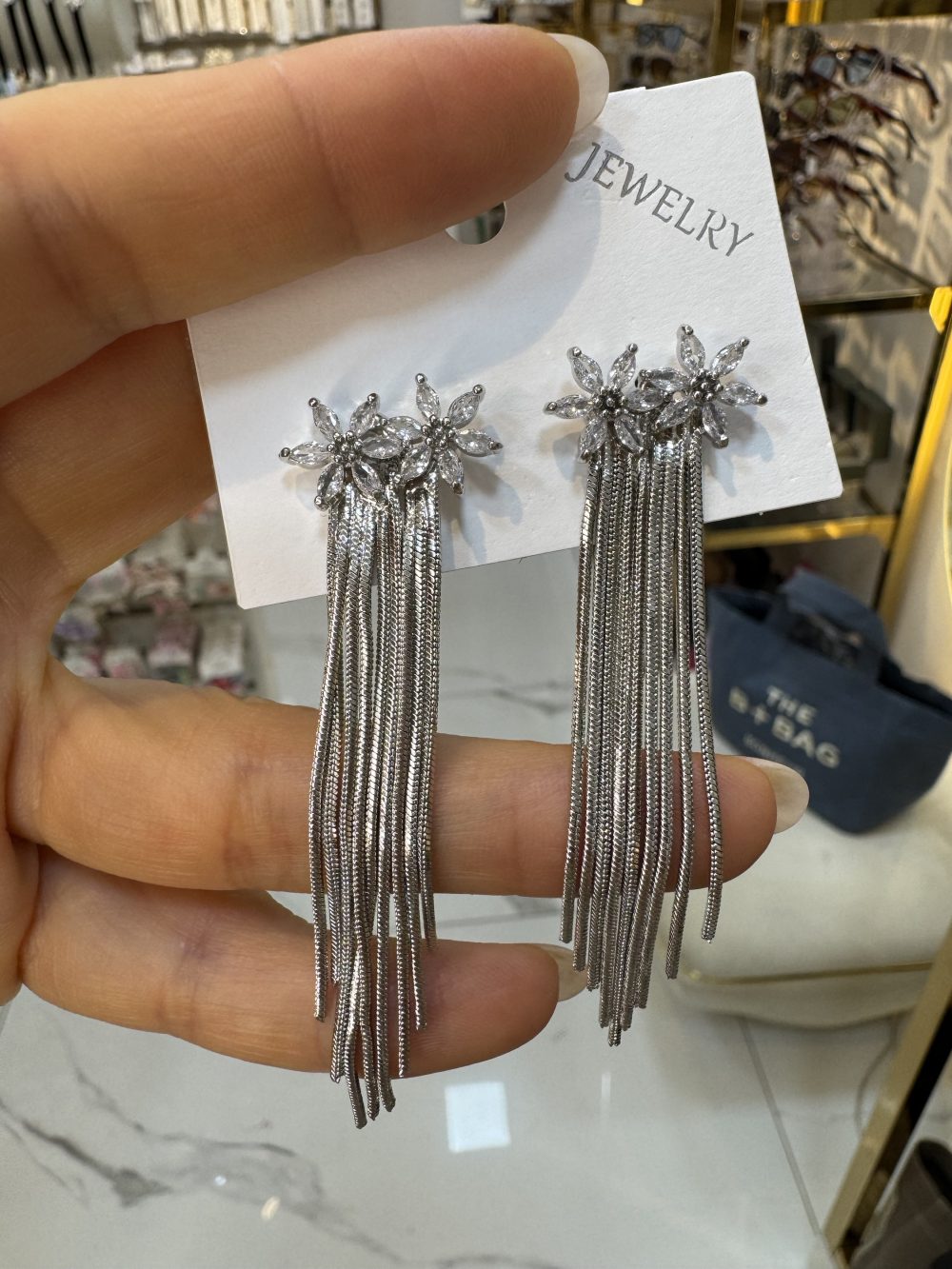 Taşlı çiçek sallantılı küpe - Görsel 2