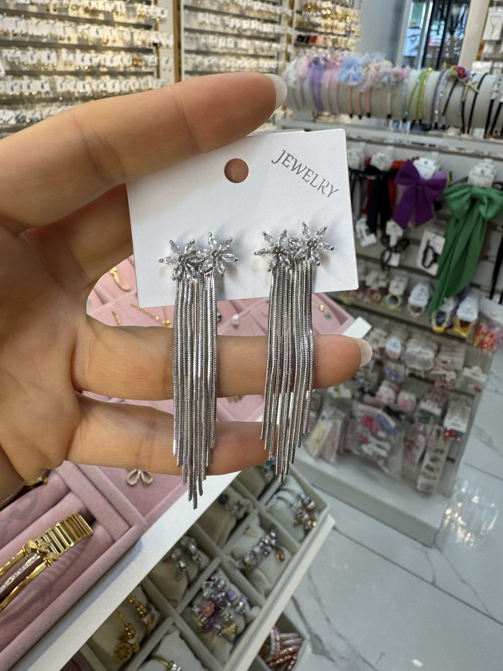 Taşlı çiçek sallantılı küpe