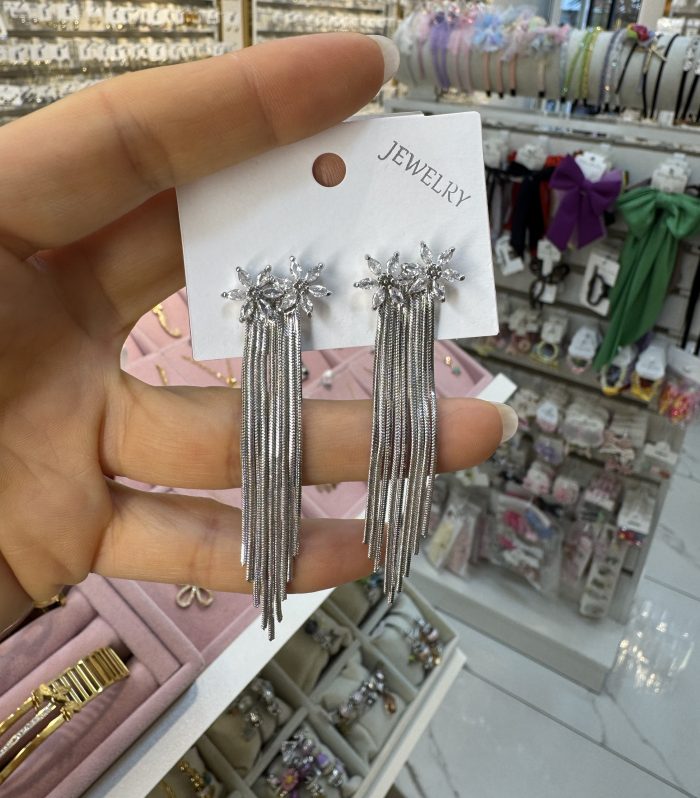 Taşlı çiçek sallantılı küpe