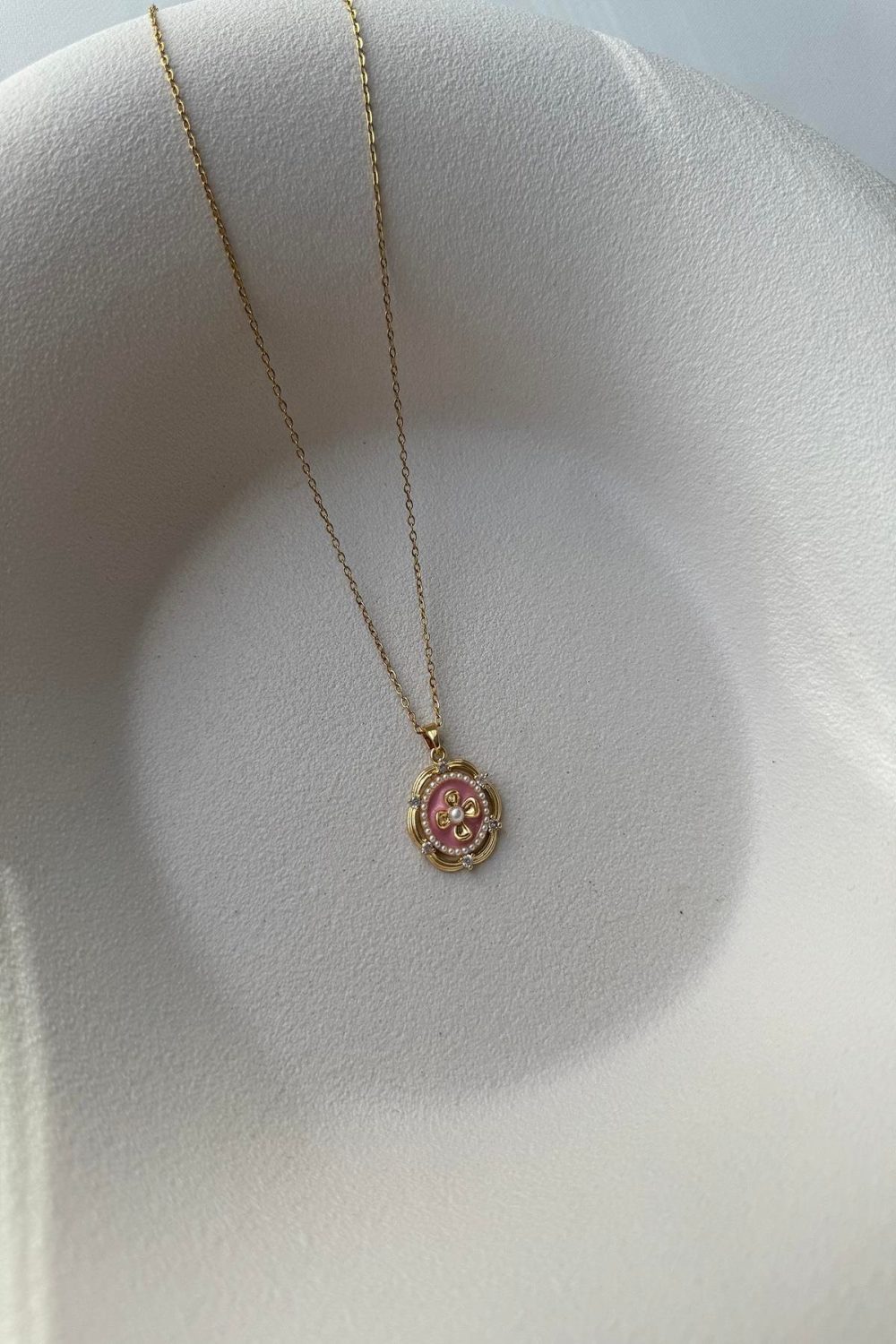 Pembe çiçek detay çelik kolye