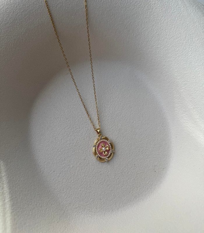 Pembe çiçek detay çelik kolye