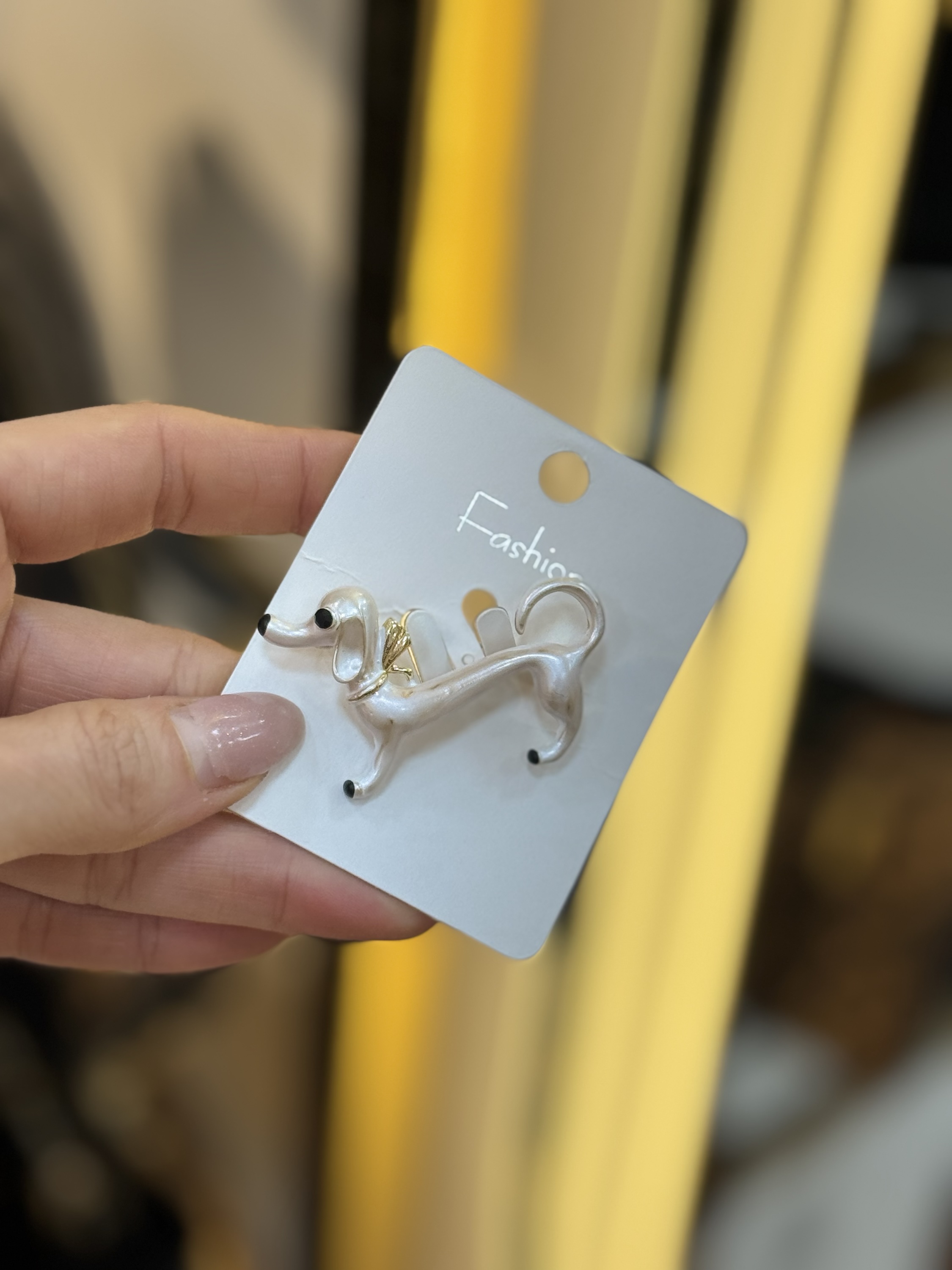 Köpek figürlü broş