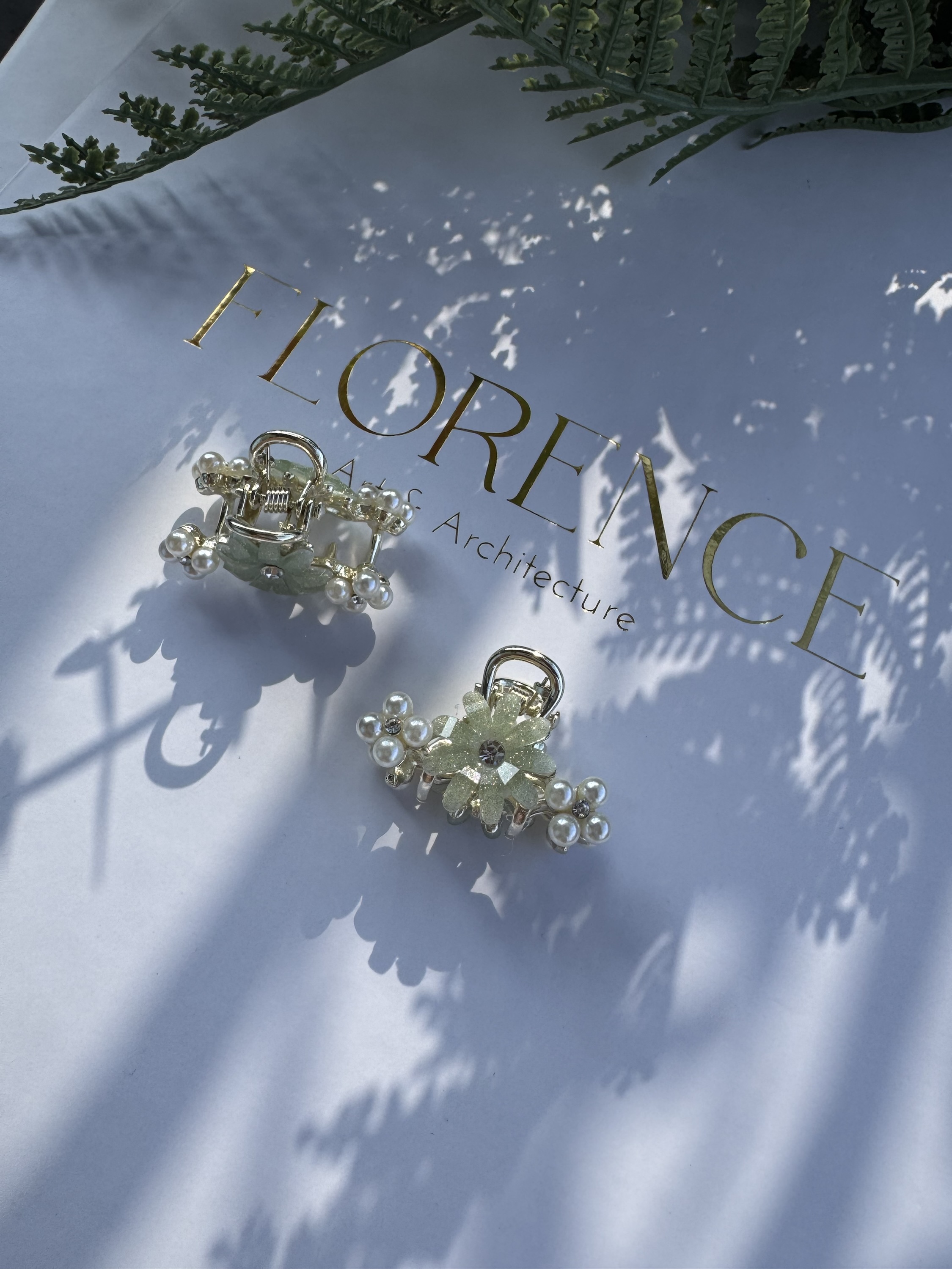 İnci ve taş detay yeşil papatya ikili toka seti