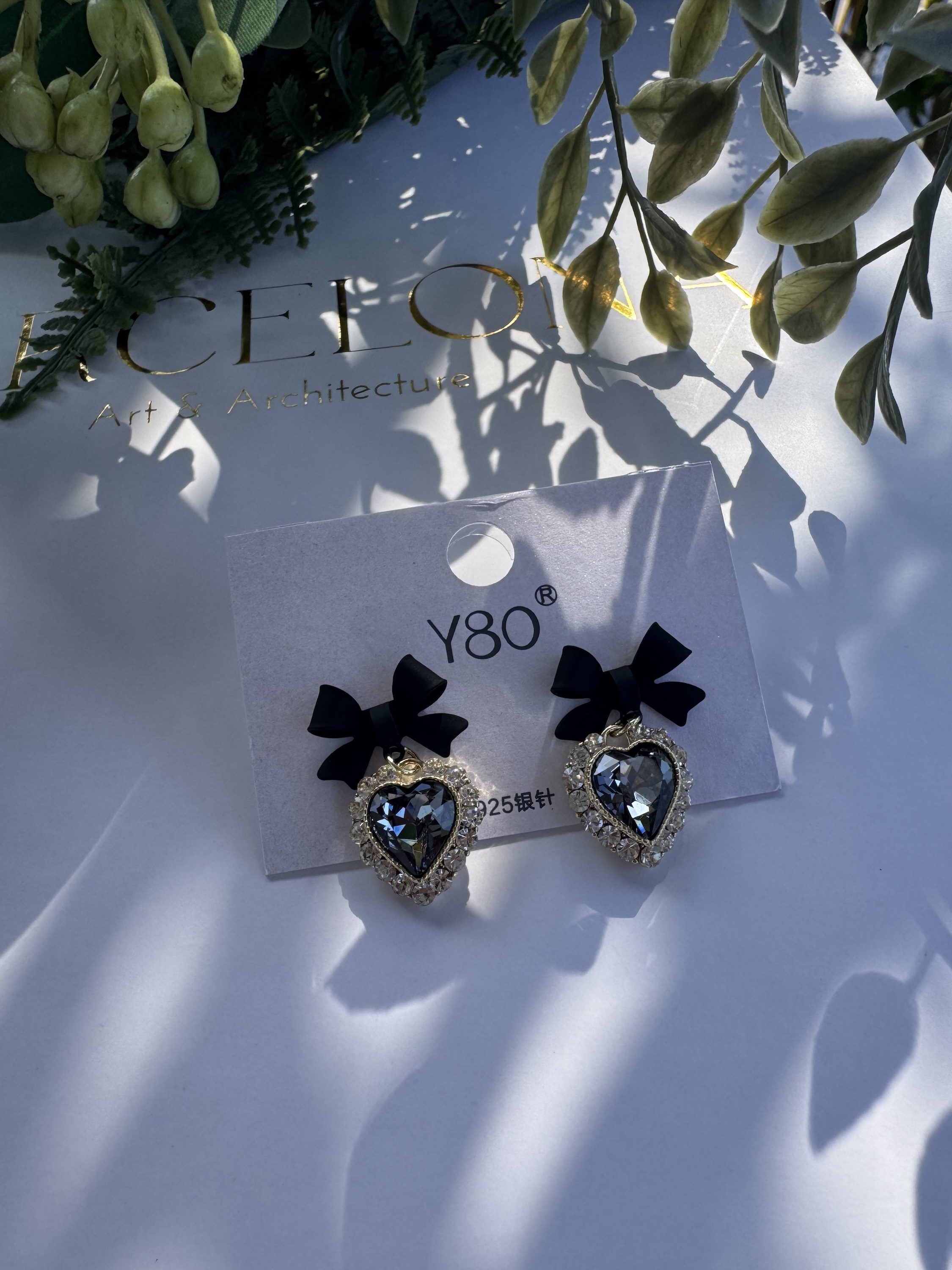 Siyah fiyonk detay gümüş çivili kalp küpe