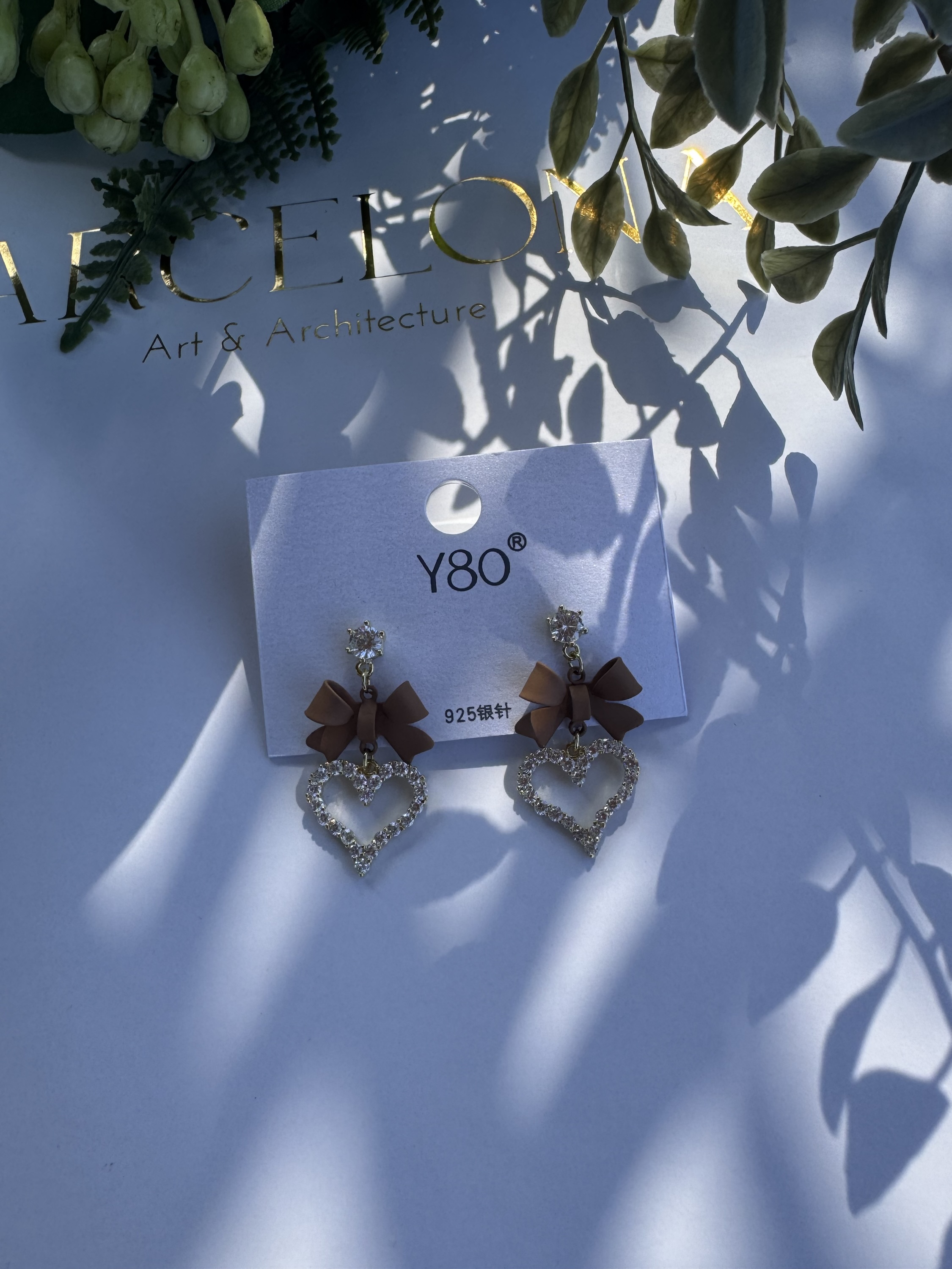 Kahverengi fiyonk detay gümüş çivili kalp küpe