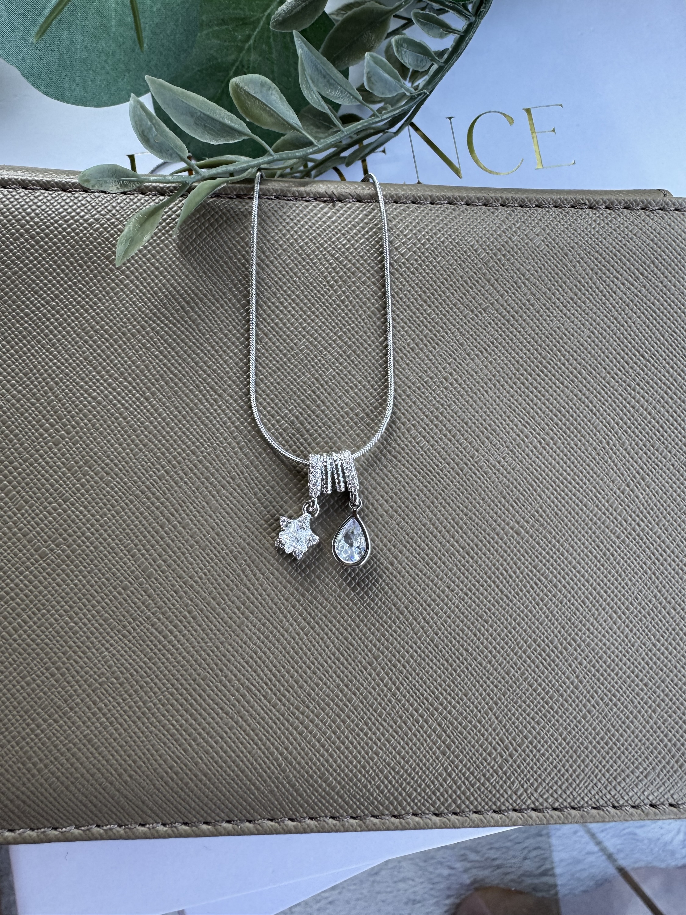 Çelik damla ve yıldız charmlı kolye