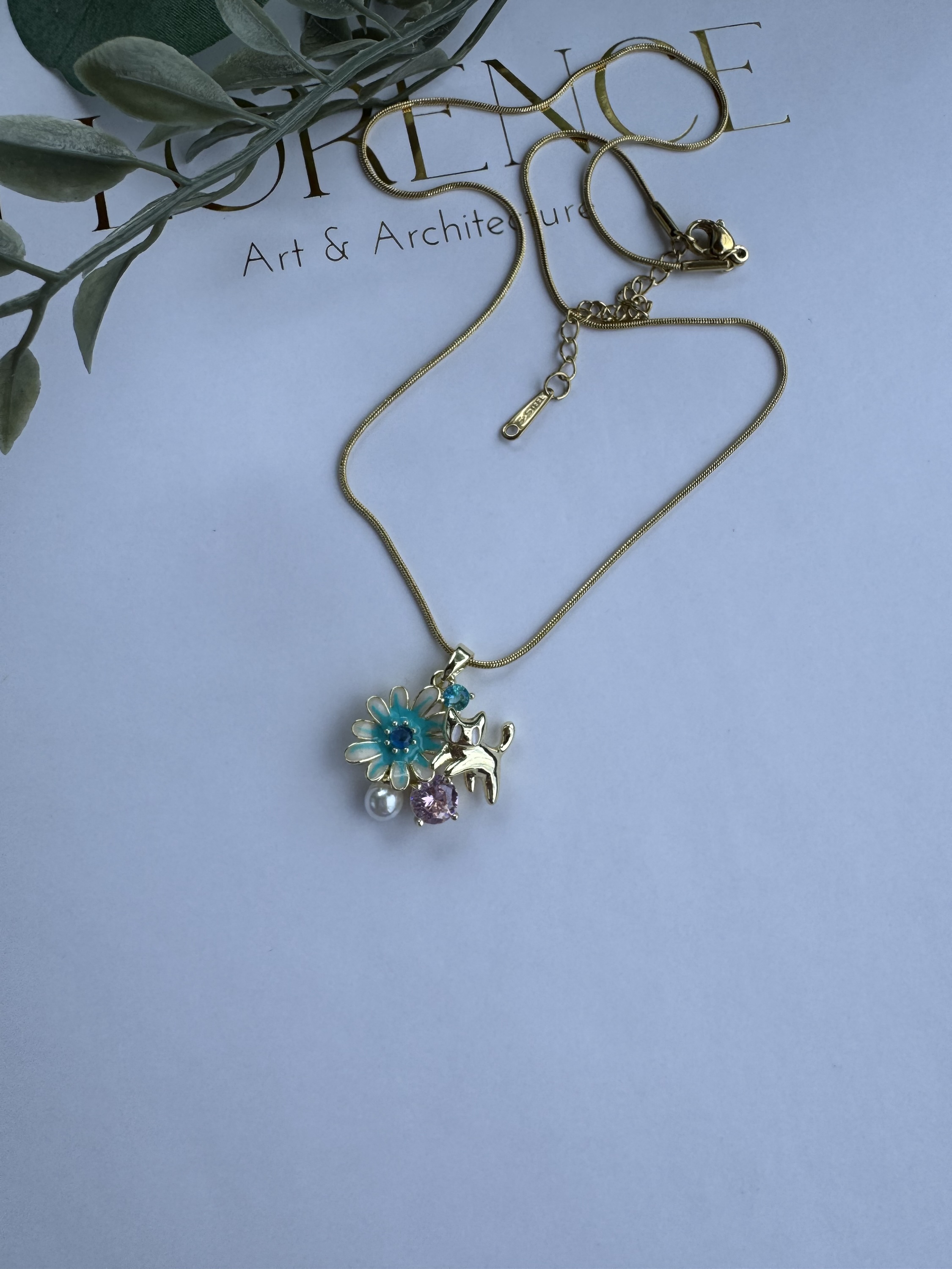 Çelik Çiçek ve kedi detay kolye